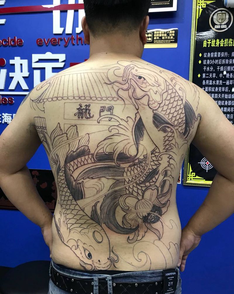 满背鲤鱼跳龙门纹身图片