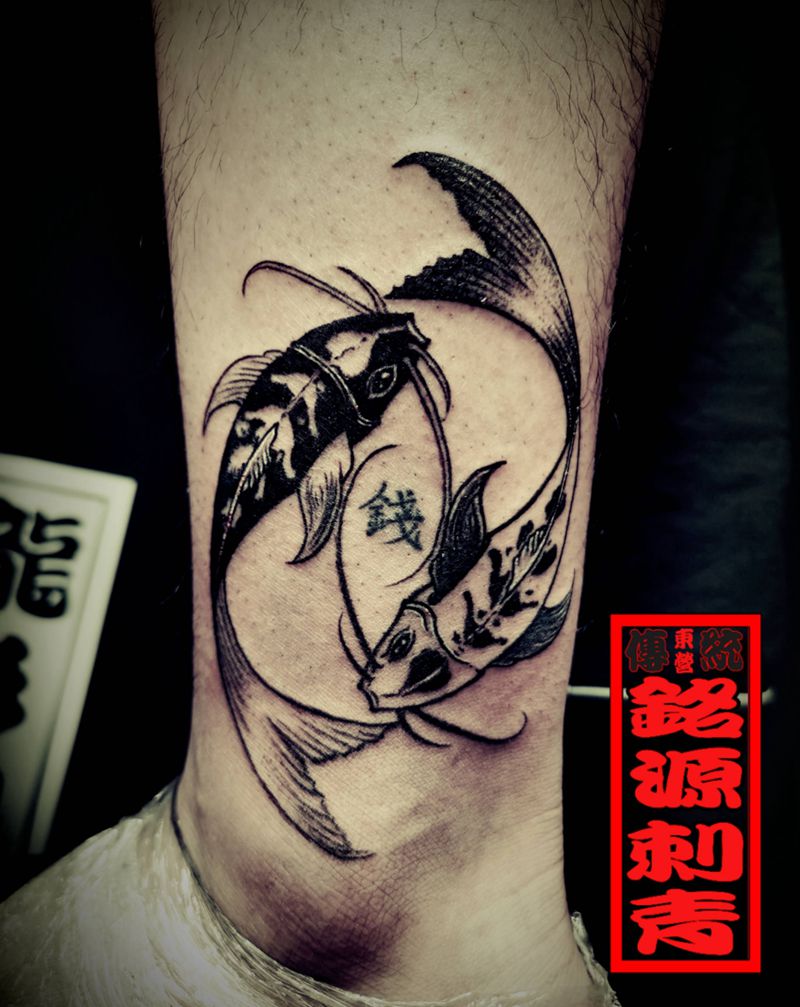 双鱼纹身图片_腿部水墨点刺纹身图案