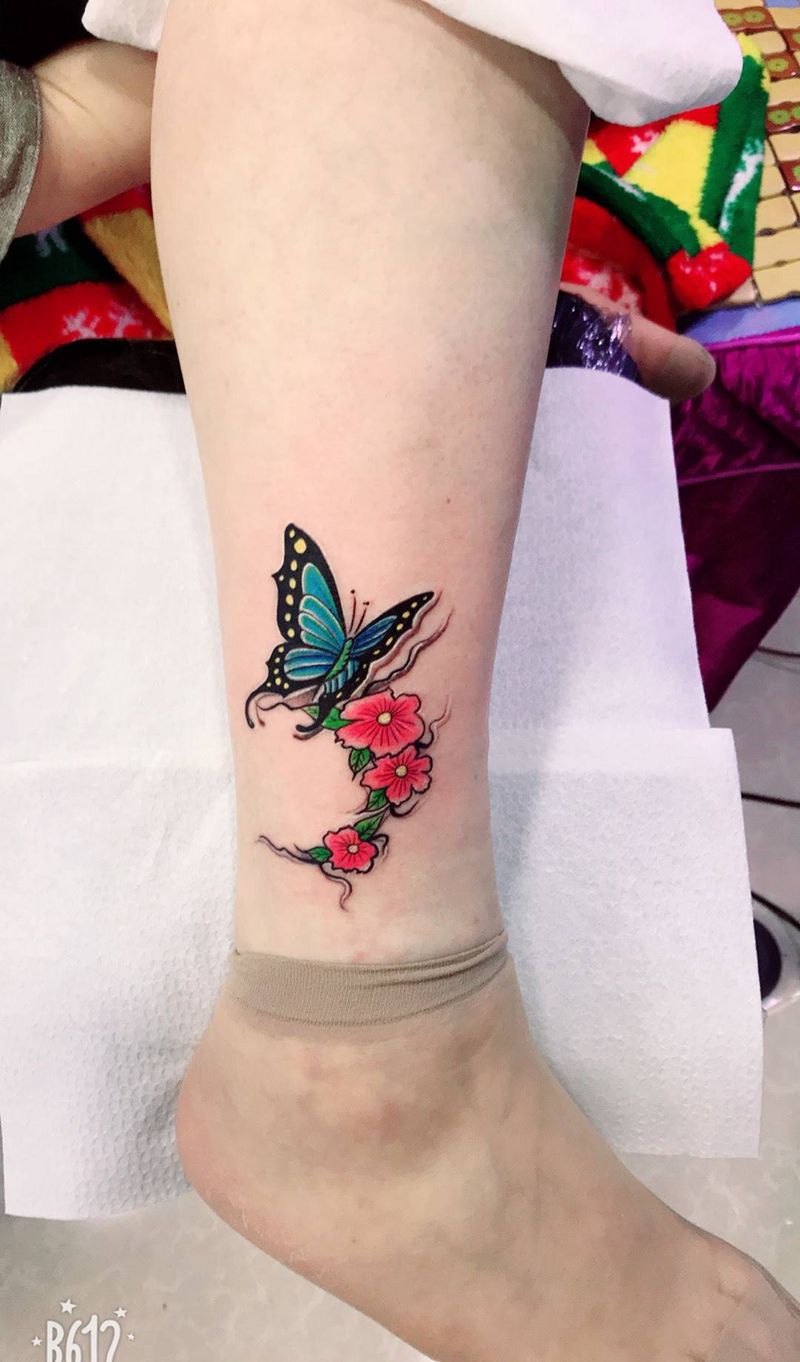 脚踝彩蝶纹身图片