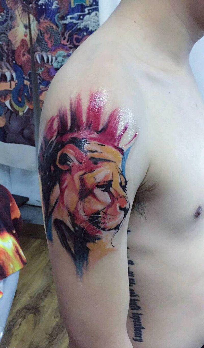 狮子纹身图片_肩部手臂欧美动物水彩成品纹身图案