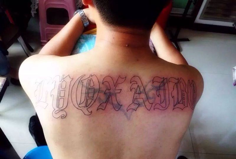 后肩哥特纹身图片_背部字符纹身图案