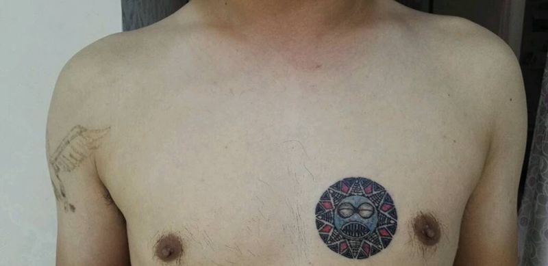 前胸彩色玛雅图腾纹身图片_胸部欧美图腾成品纹身图案
