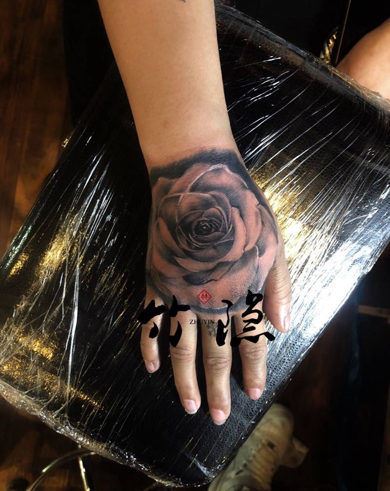 写实玫瑰纹身图片