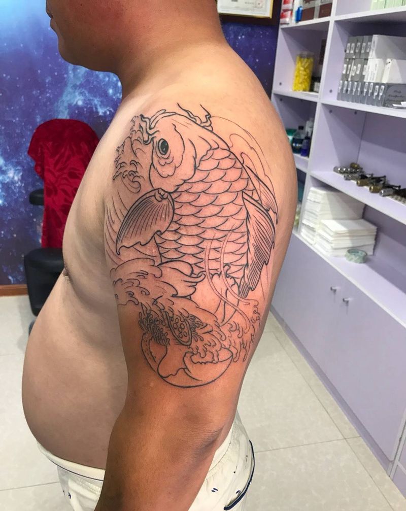 大臂鱼线条纹身图片