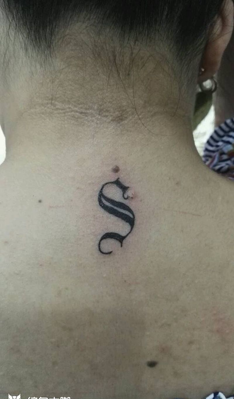 大椎字符纹身图片_背部欧美字符原创成品纹身图案