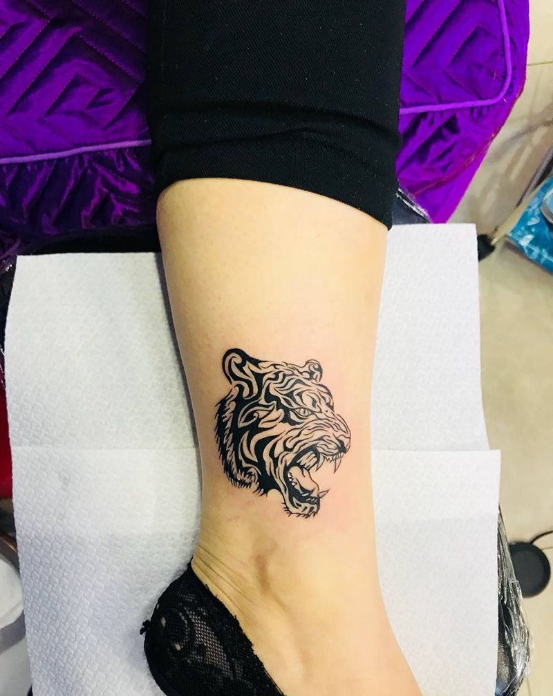 脚踝虎头纹身图片