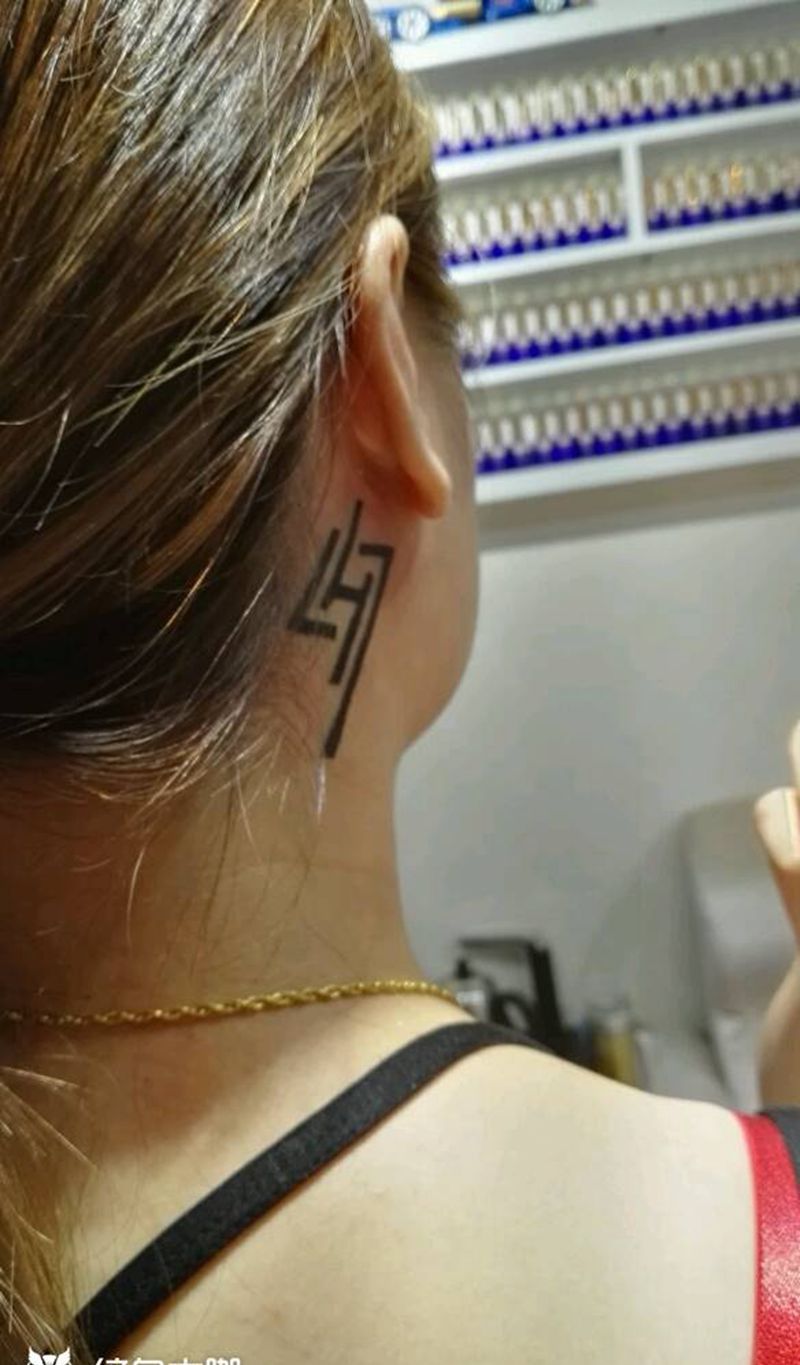 鹿晗同款纹身图片_颈部欧美传统字符成品纹身图案