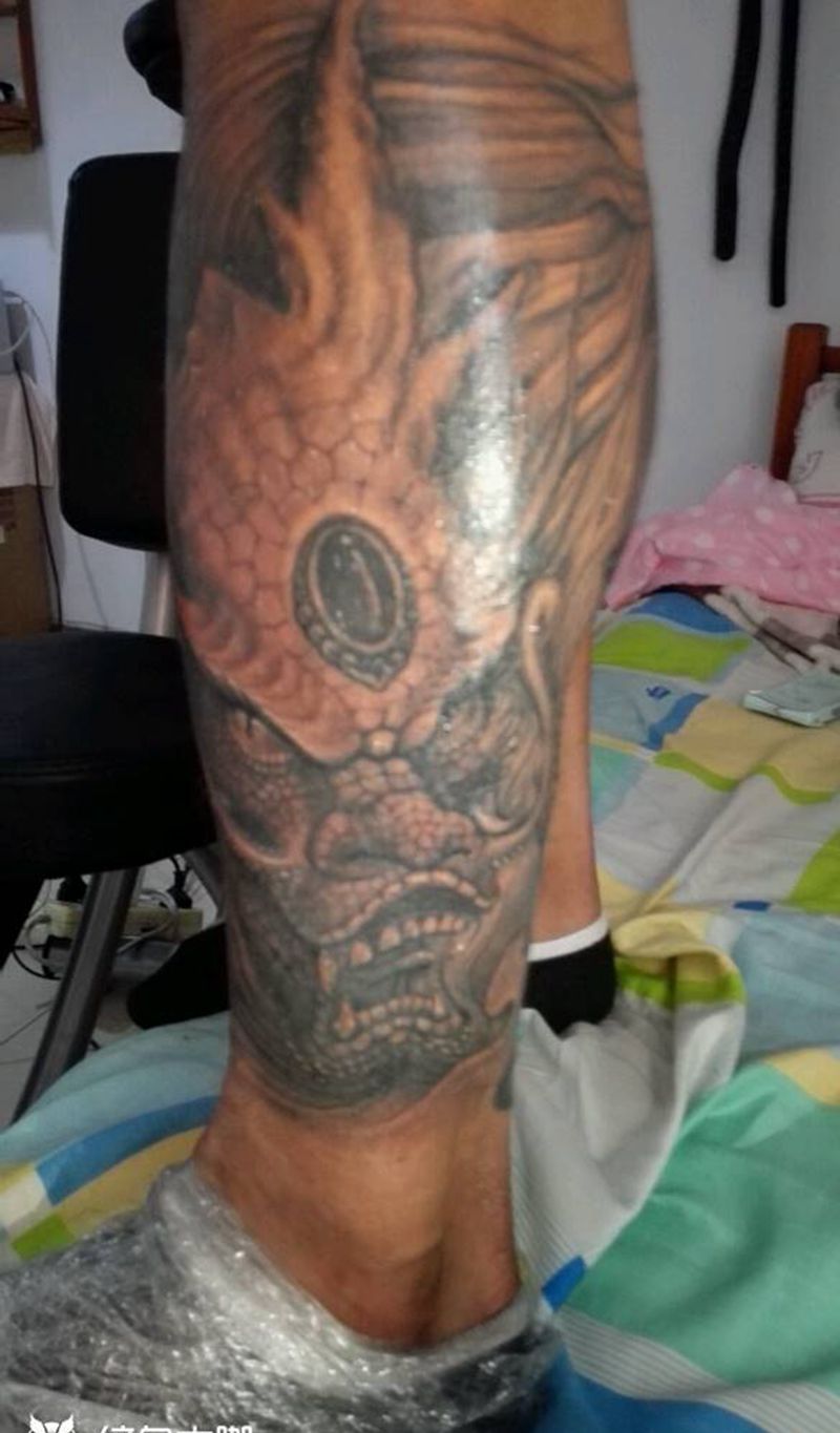 包小腿龙语纹身图片