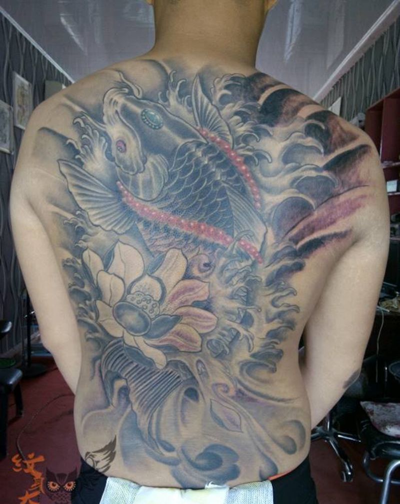 满背富贵鲤纹身图片