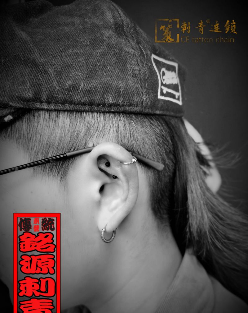 耳骨穿孔纹身图片_耳骨穿孔纹身图案