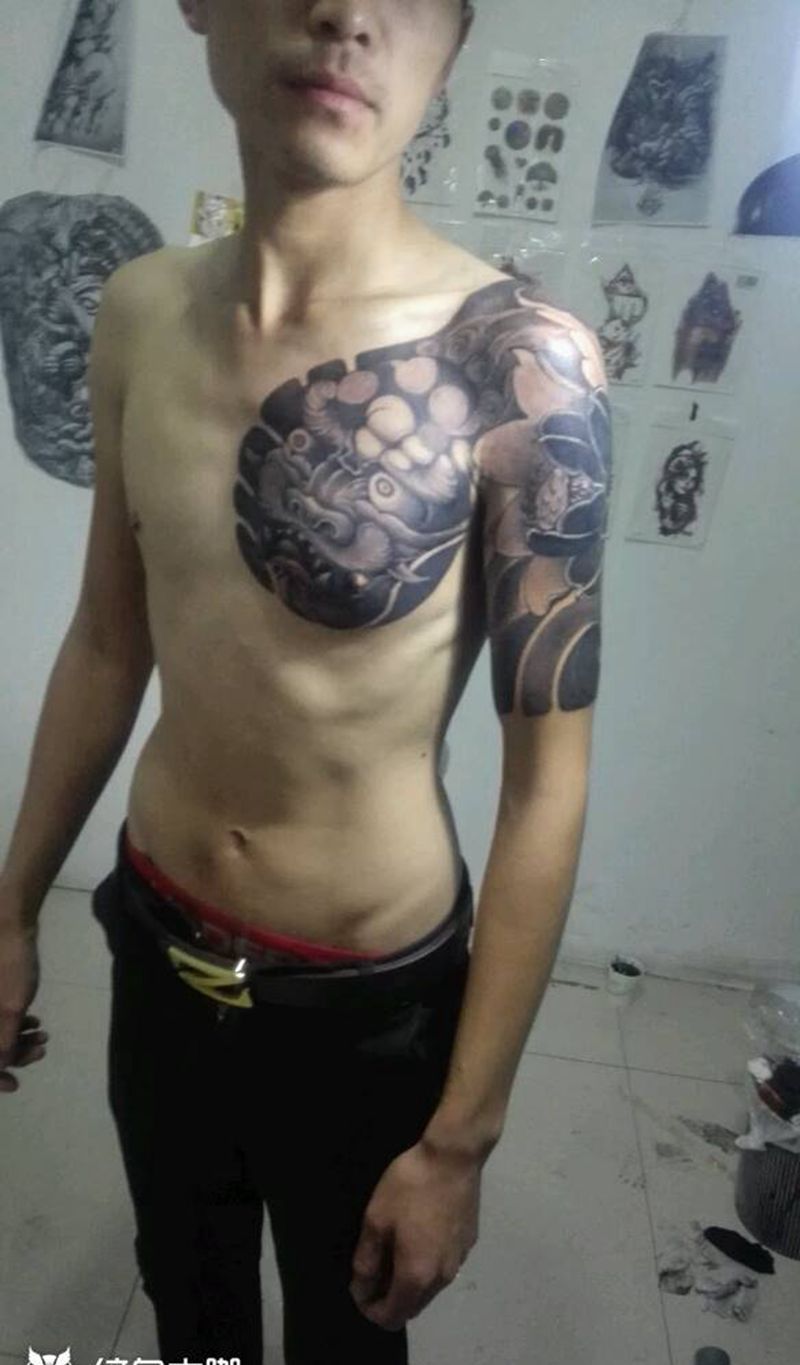 半甲遮盖狼头完成纹身图片