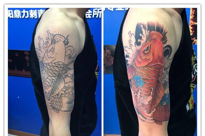 大臂彩色招财锦鲤纹身图片