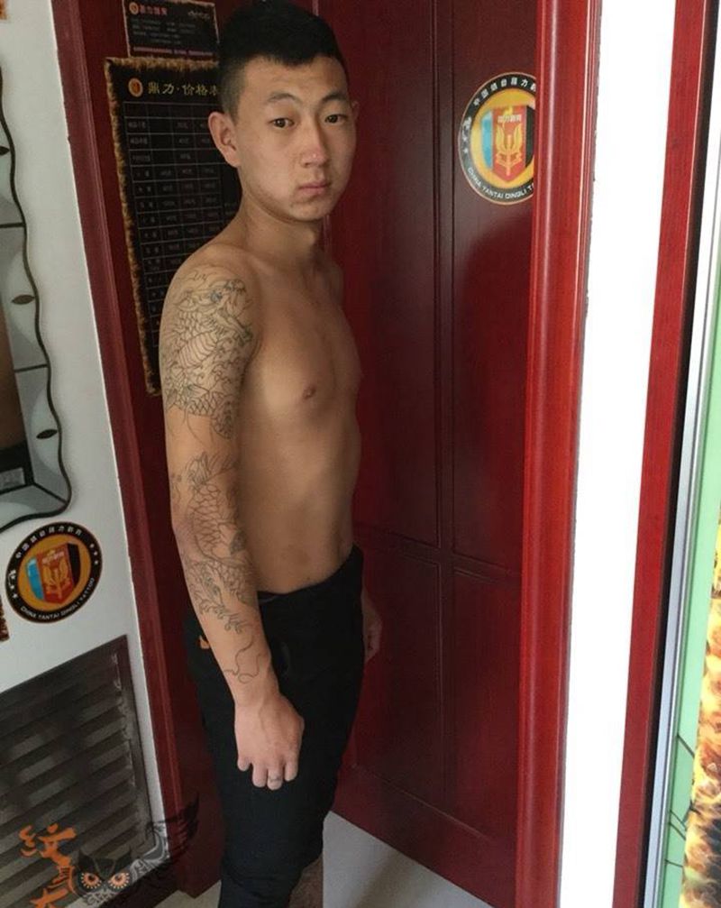 花臂打雾纹身图片_手臂传统动物纹身图案