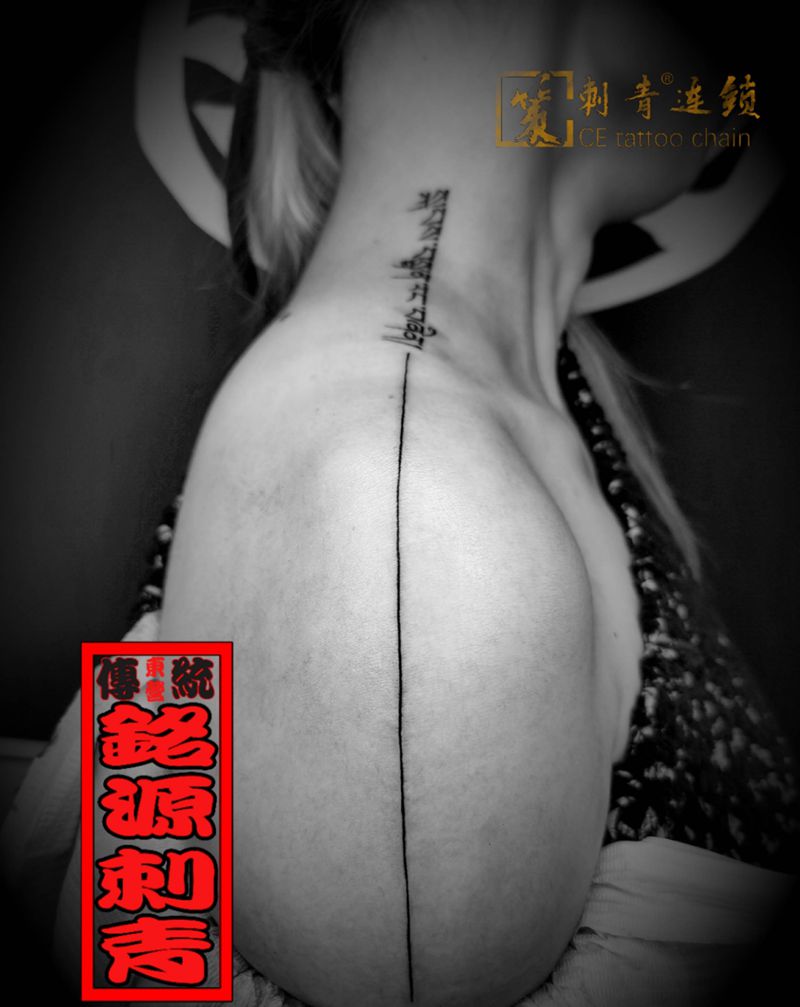 一条看似简单的直线纹身图片_肩部颈部几何纹身图案