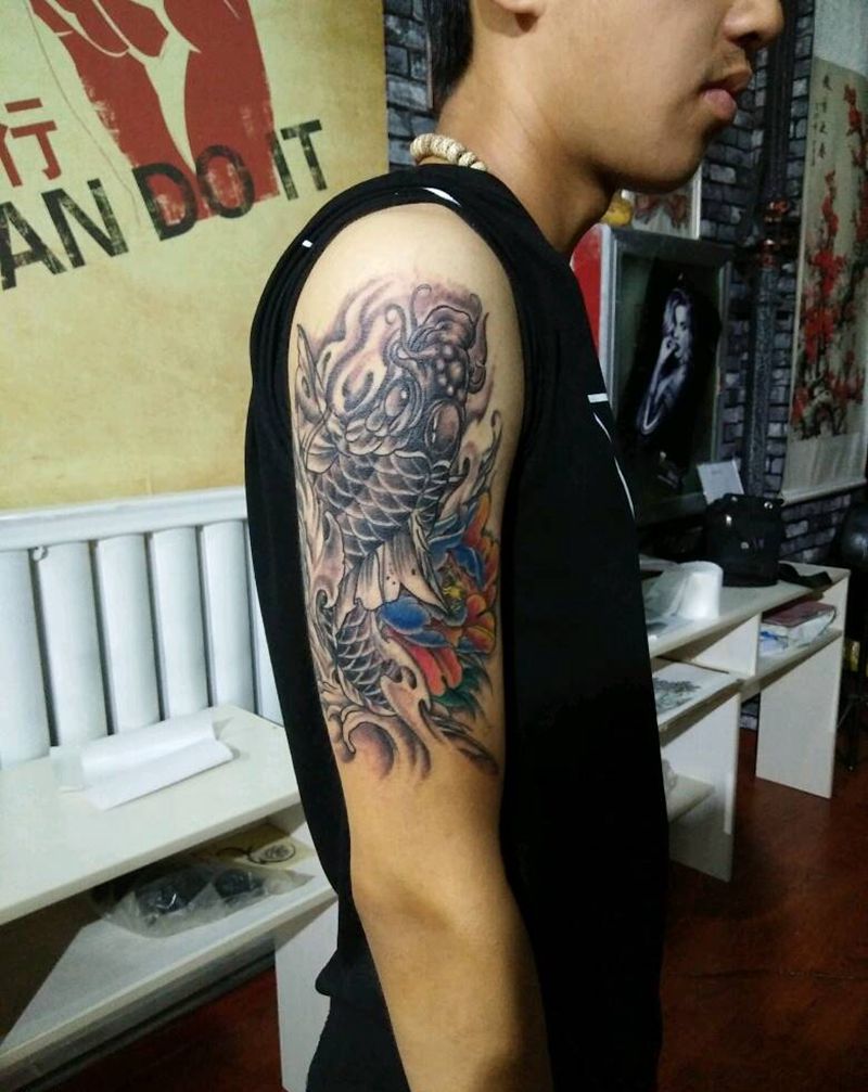 财鱼跃起纹身图片