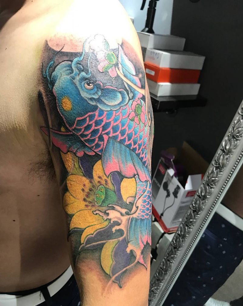 彩色鲤鱼纹身图片