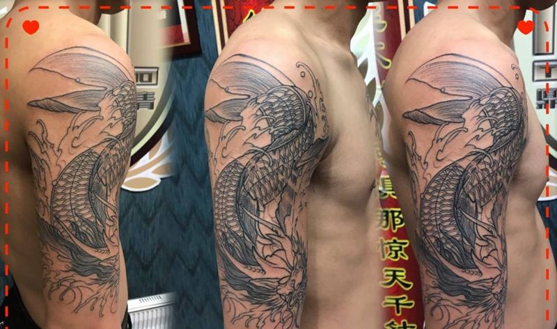 鼎力刺青～大臂熬鱼纹身图片