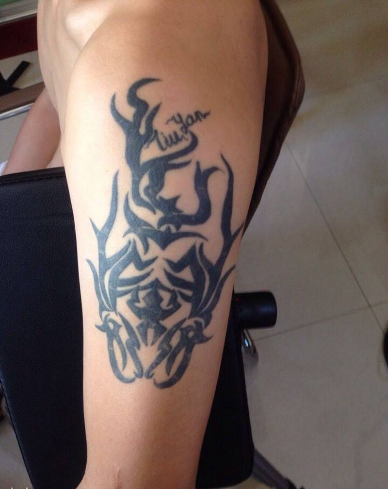 大臂旧图腾遮盖纹身图片_手臂动物纹身图案