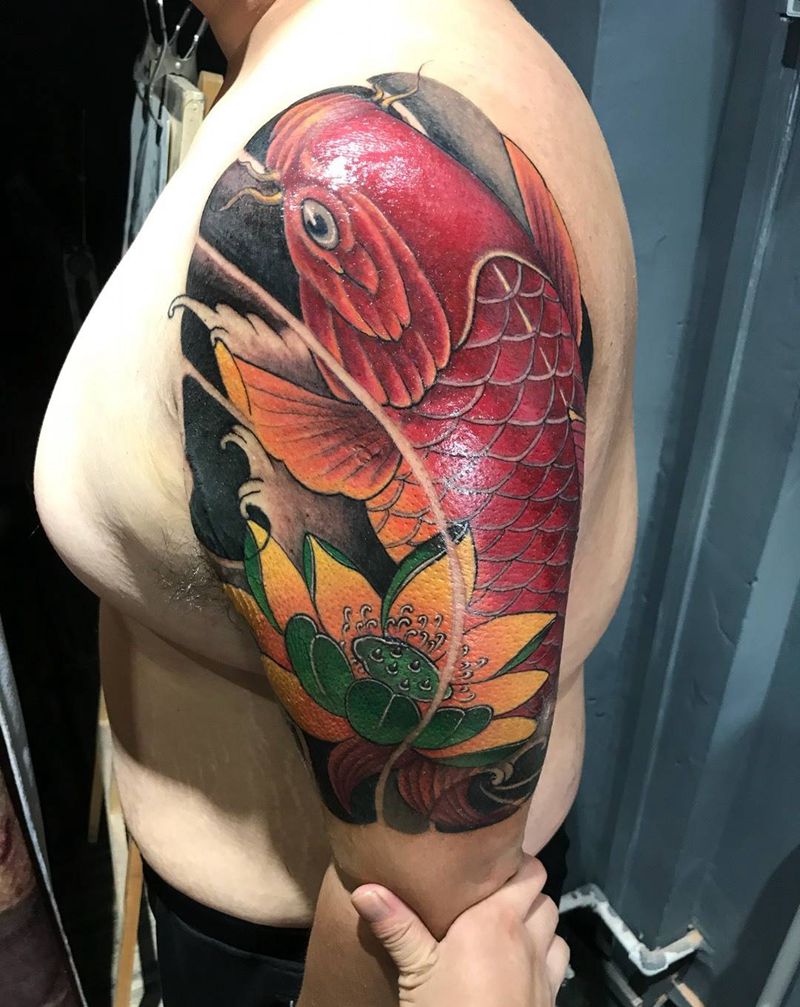 大臂彩色鲤鱼完成纹身图片