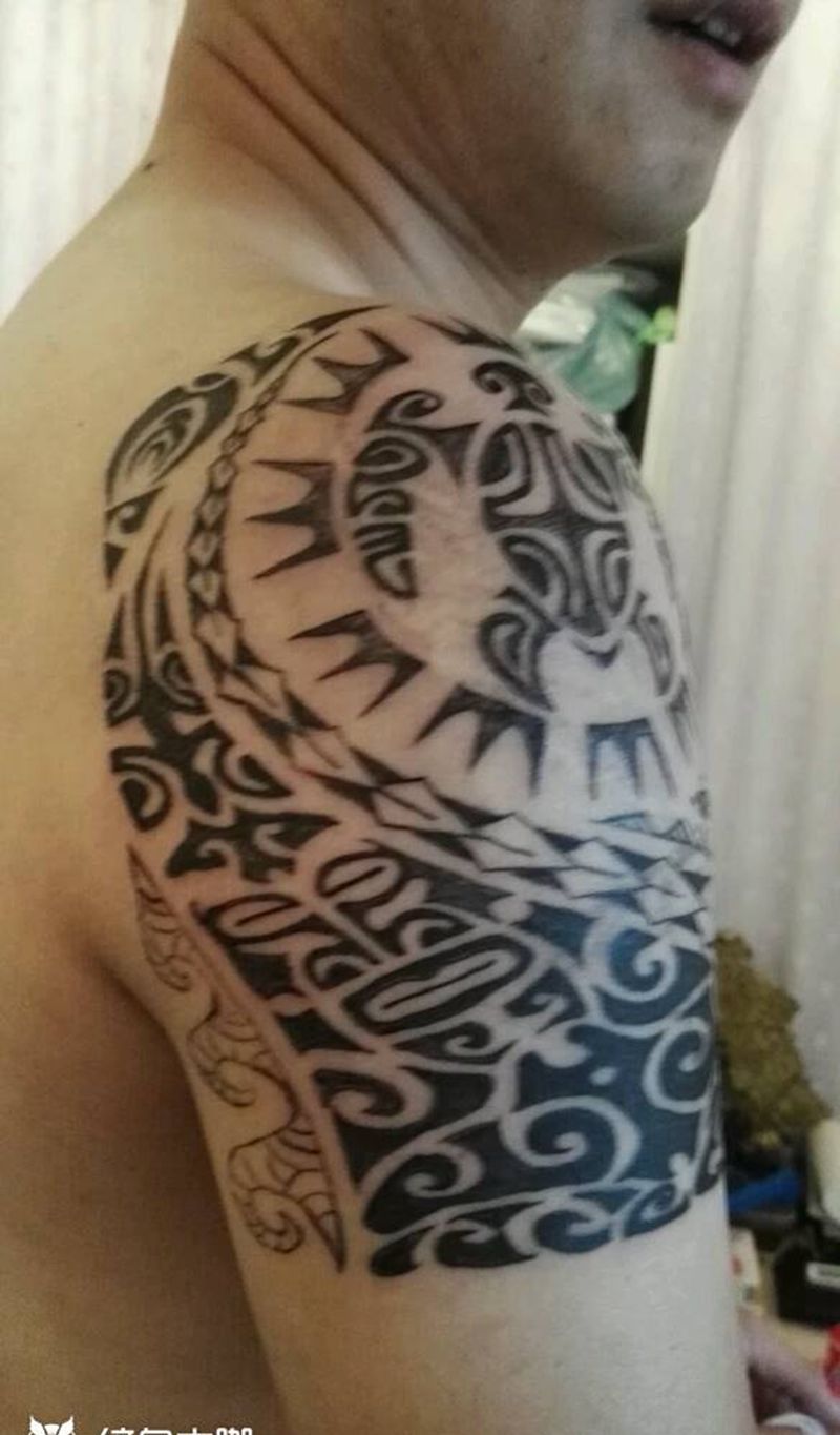 大臂玛雅图腾纹身图片_手臂欧美图腾成品纹身图案