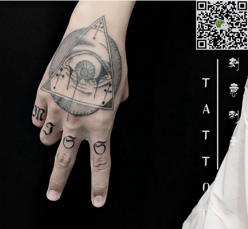 上帝之眼纹身图片_成品手部欧美另类纹身图案
