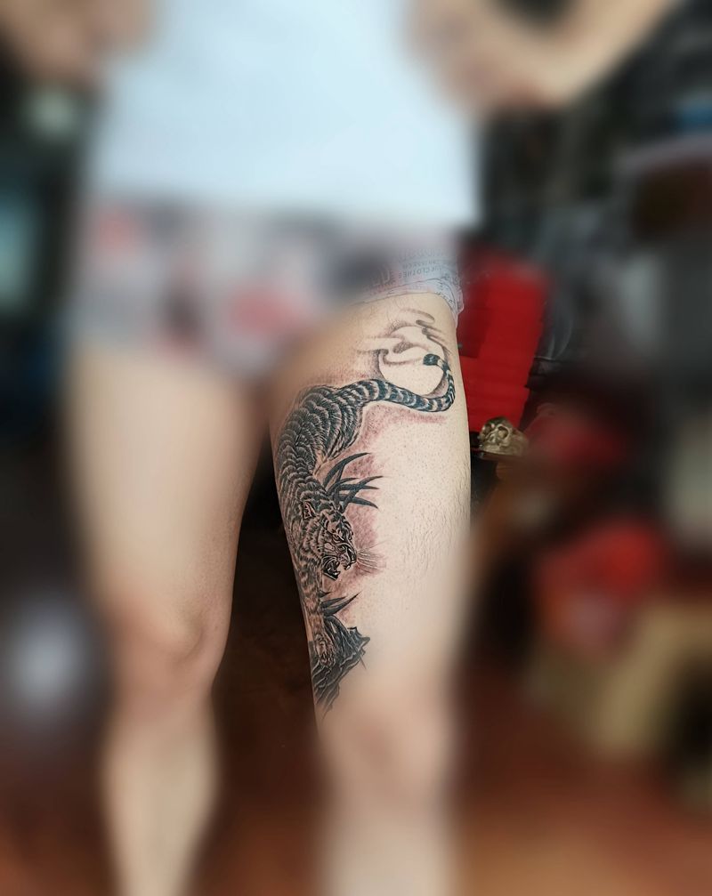 大腿内侧下山虎纹身图片_腿部纹身图案