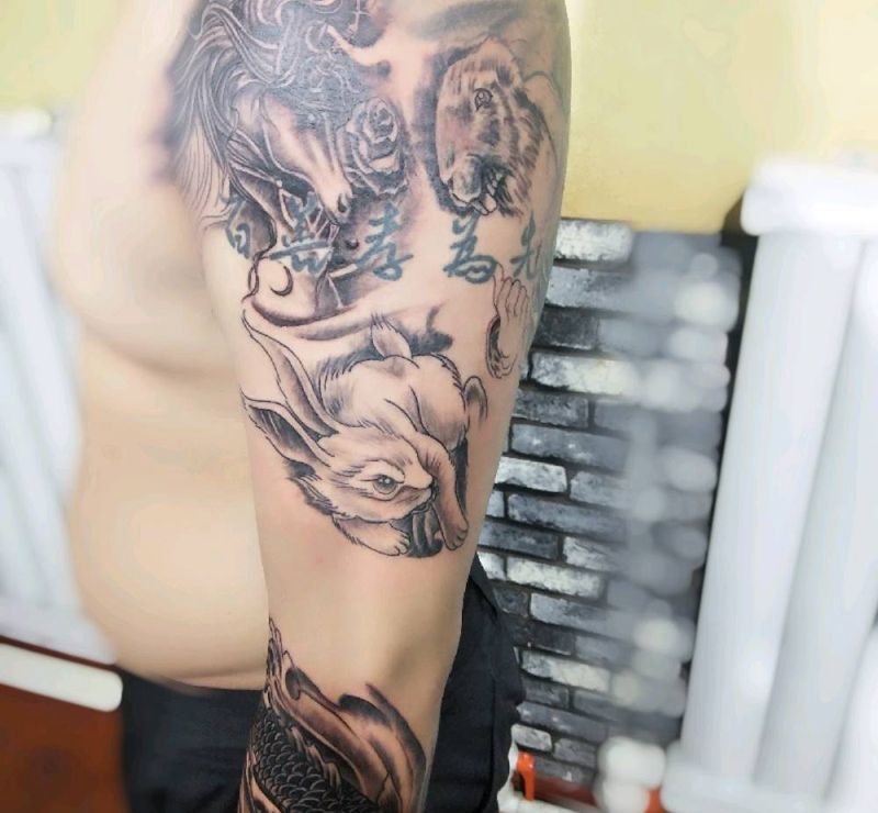 黑灰色花臂为为完成纹身图片_手臂纹身图案