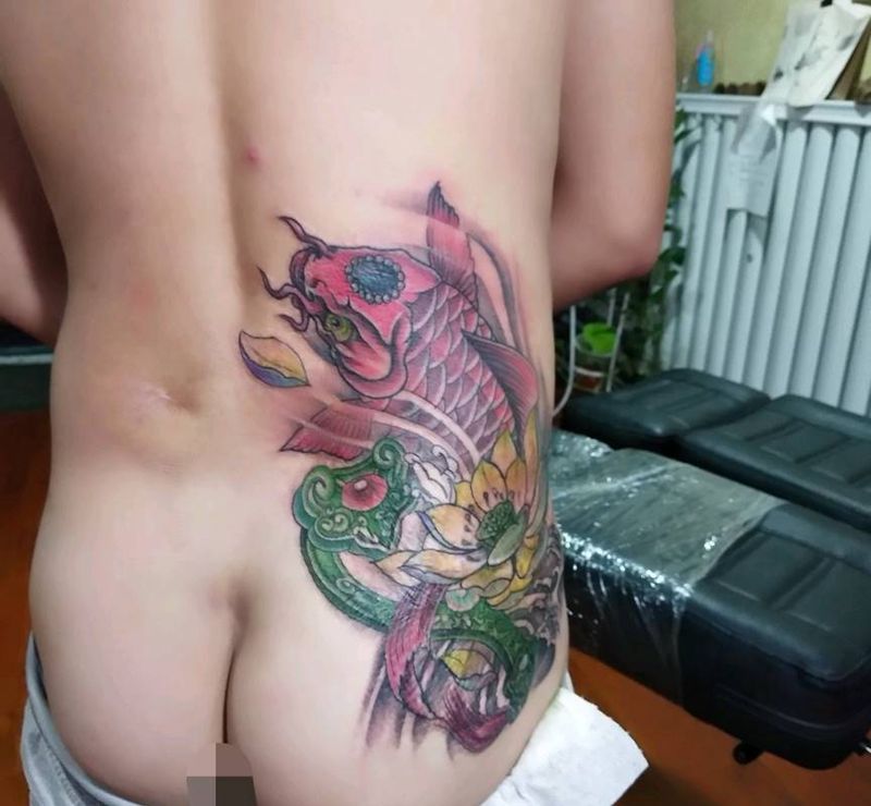 如意招财锦鲤纹身图片_臀部新传统纹身图案