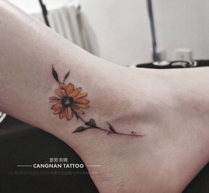 花纹身图片_脚部水彩纹身图案