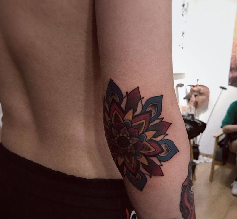 爆个肘纹身图片_几何手臂纹身图案