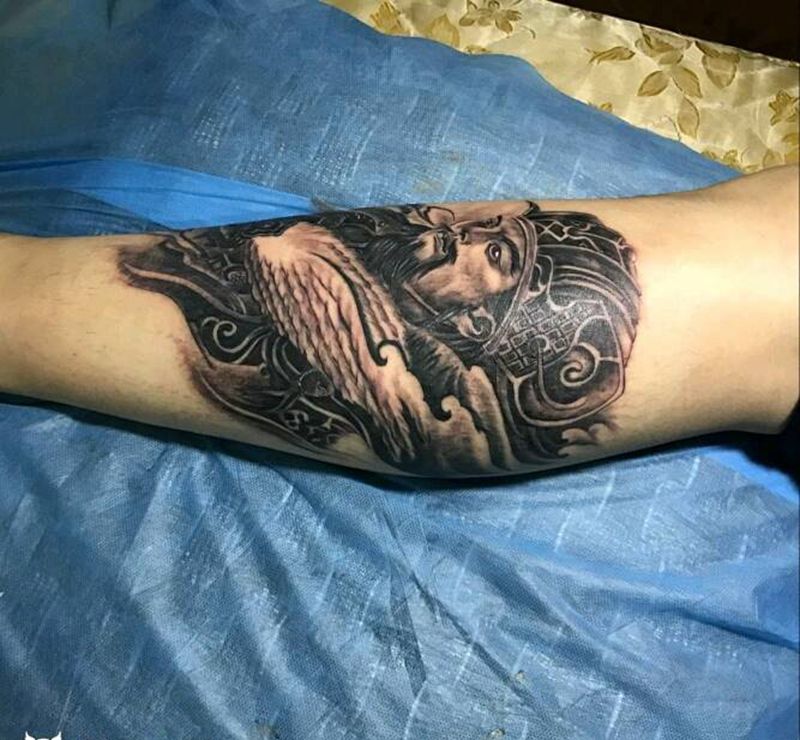 小腿部位人物纹身图片