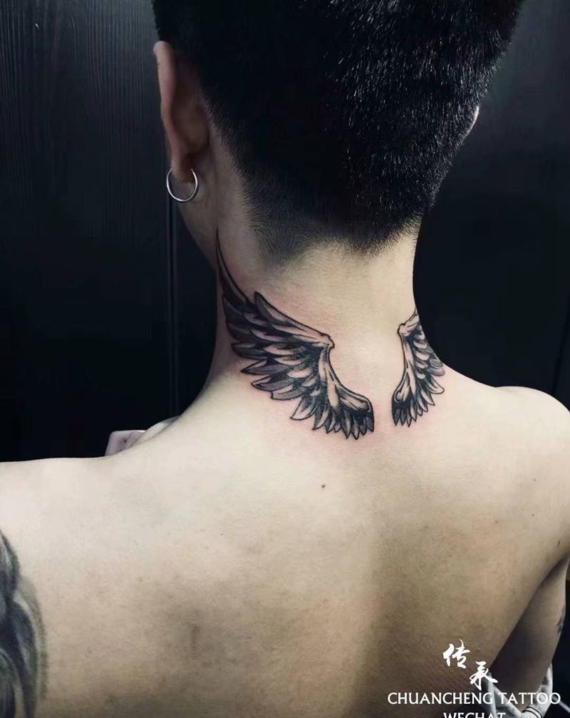 翅膀纹身图片_颈部欧美写实纹身图案