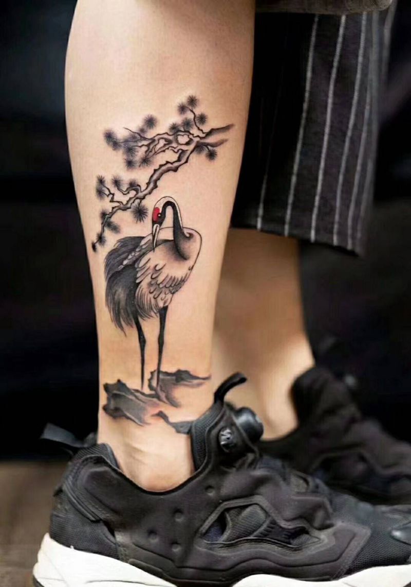 鹤纹身图片_脚部水墨纹身图案
