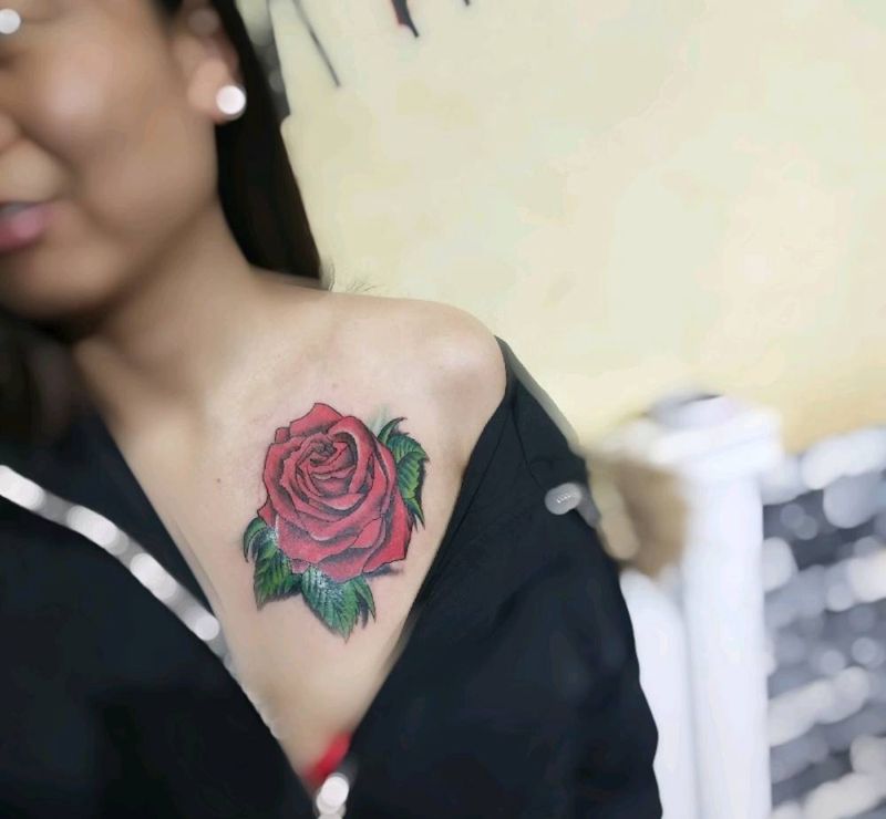 玫瑰遮盖后纹身图片_胸部纹身图案