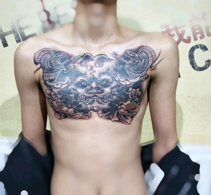 唐狮花胸纹身图片_胸部纹身图案