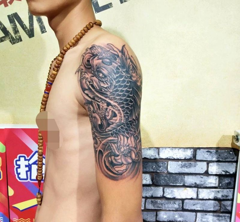 招财锦鲤纹身图片_手臂纹身图案