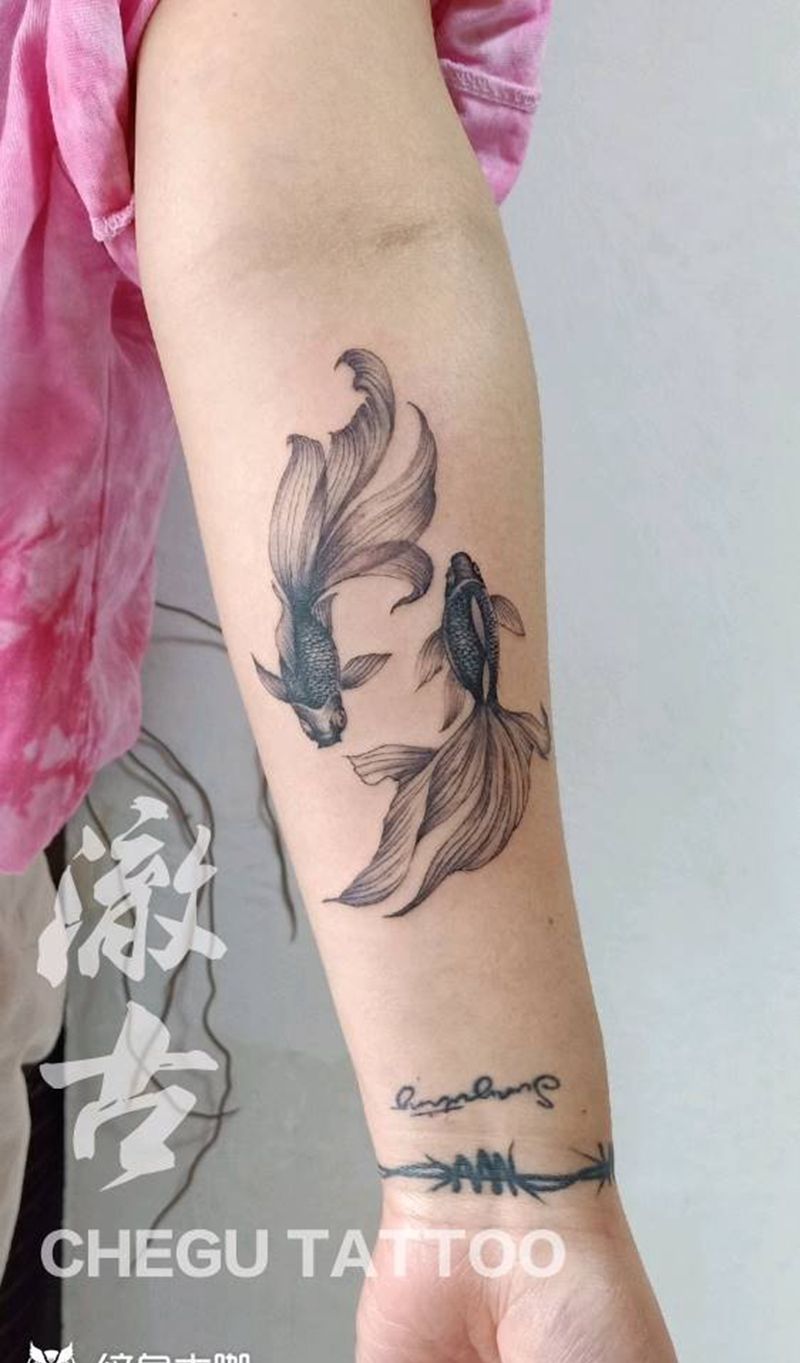 鱼纹身图片_手臂水墨纹身图案