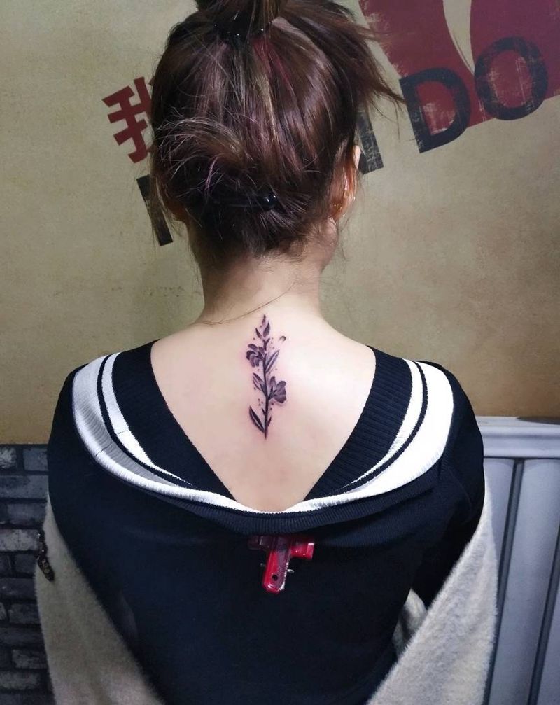 清新小花一束纹身图片_颈部清新植物成品纹身图案
