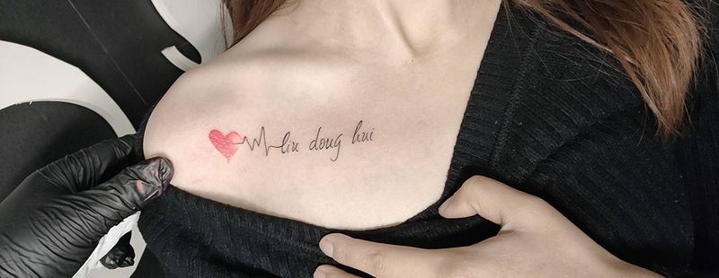 字母纹身图片_胸部纹身图案