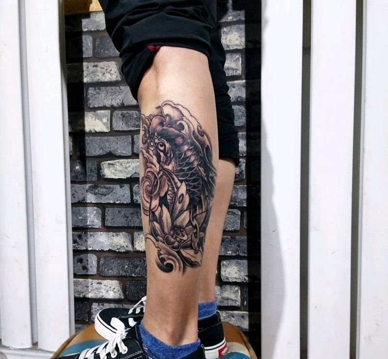 招财锦鲤纹身图片_腿部纹身图案