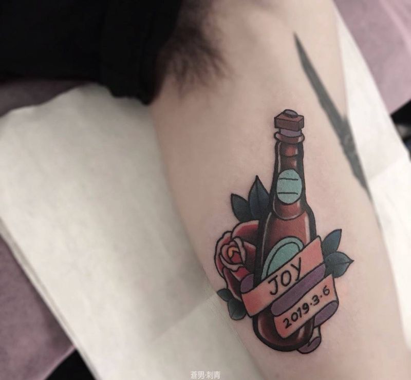 酒瓶纹身图片_手臂Old School纹身图案