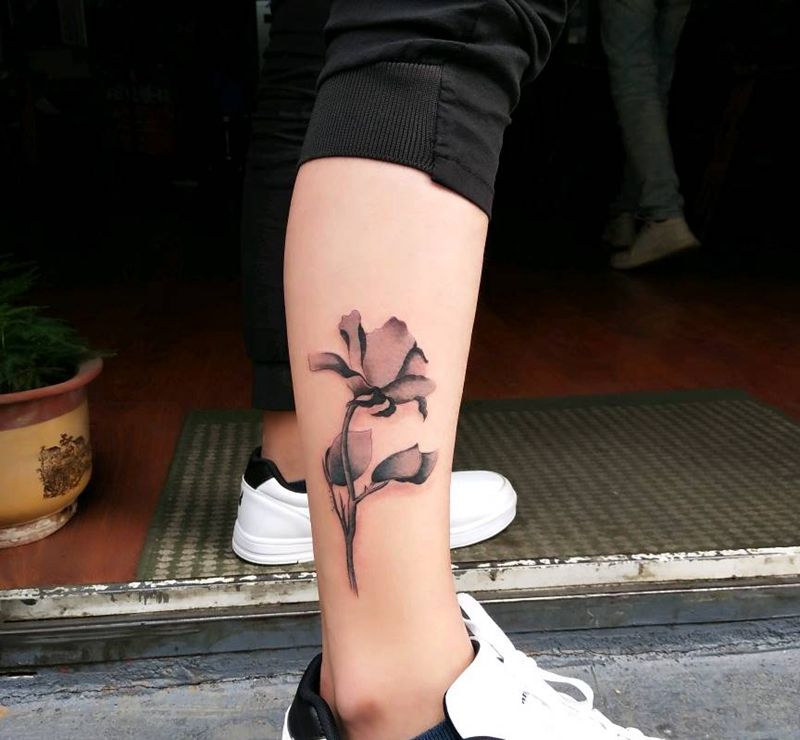 小腿素花纹身图片_腿部纹身图案