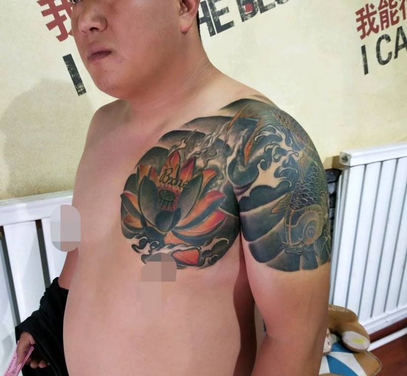 半甲完成纹身图片_胸部肩部纹身图案