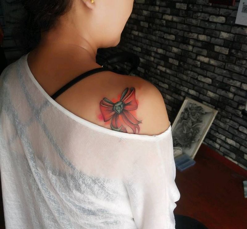 蝴蝶结纹身图片_背部水彩纹身图案
