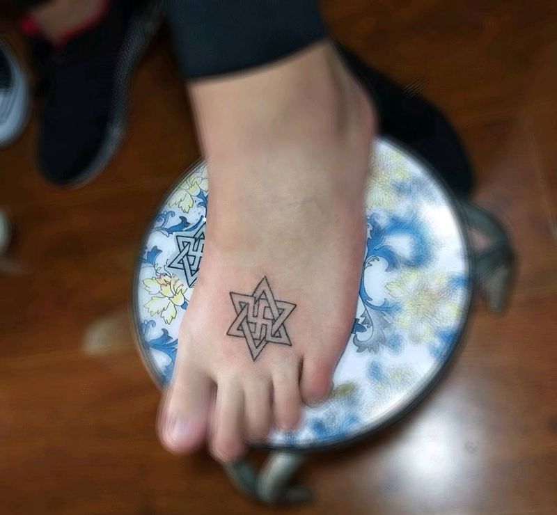 六芒星纹身图片_脚部几何纹身图案