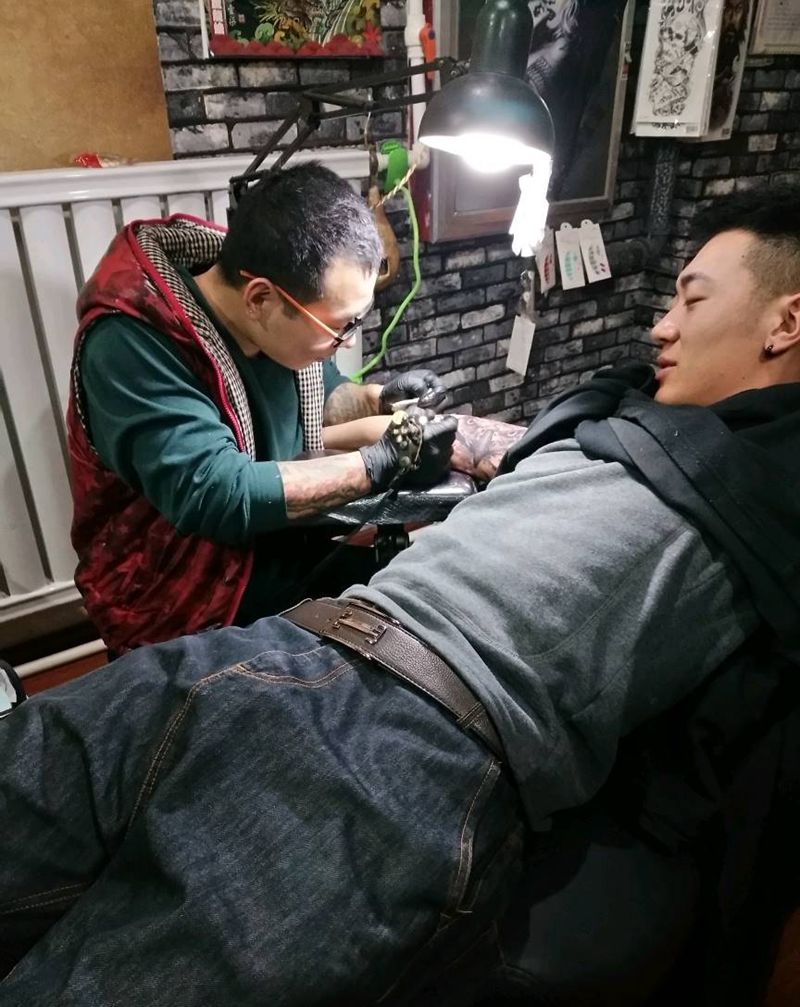 水墨鹰头纹身图片_手臂传统成品纹身图案