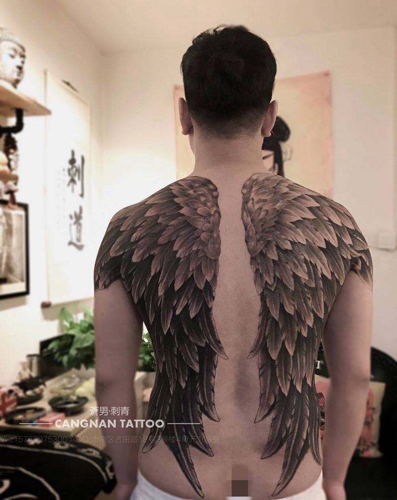 满背翅膀纹身图片_背部欧美写实纹身图案