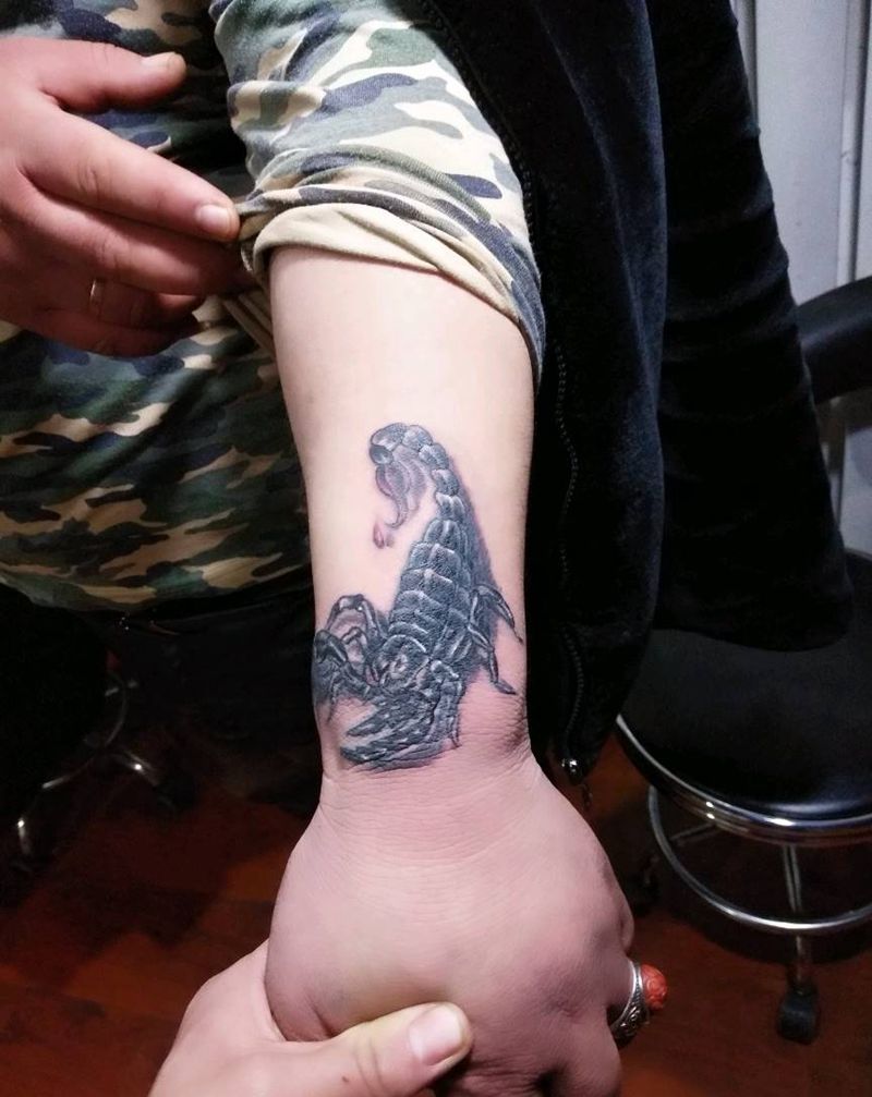 手腕蝎子修改后纹身图片_手臂成品纹身图案