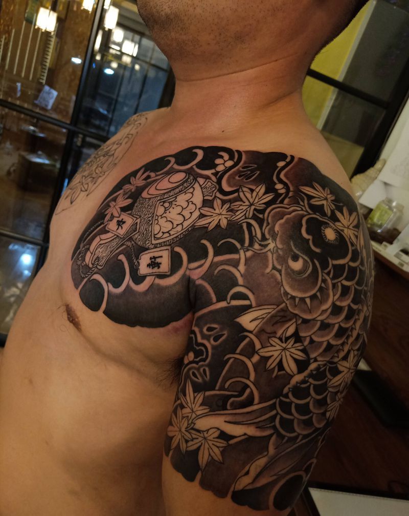 一边纹身图片_胸部手臂老传统纹身图案