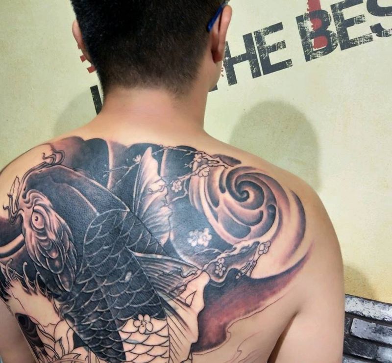 满背鲤鱼遮盖后纹身图片_背部纹身图案